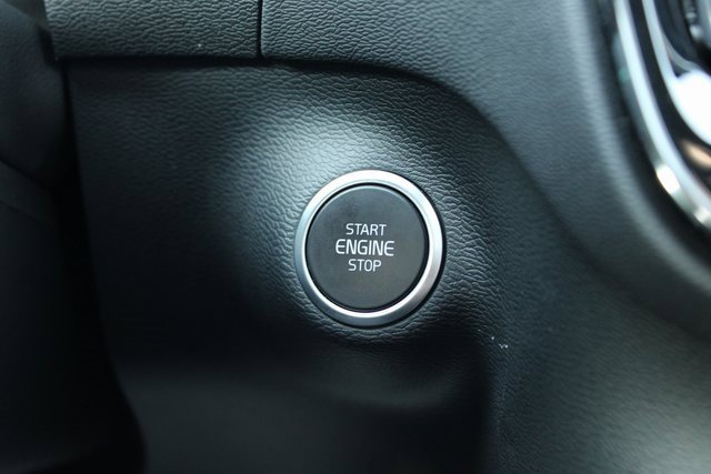 Used 2025 Volvo XC40 B5 Plus image 24