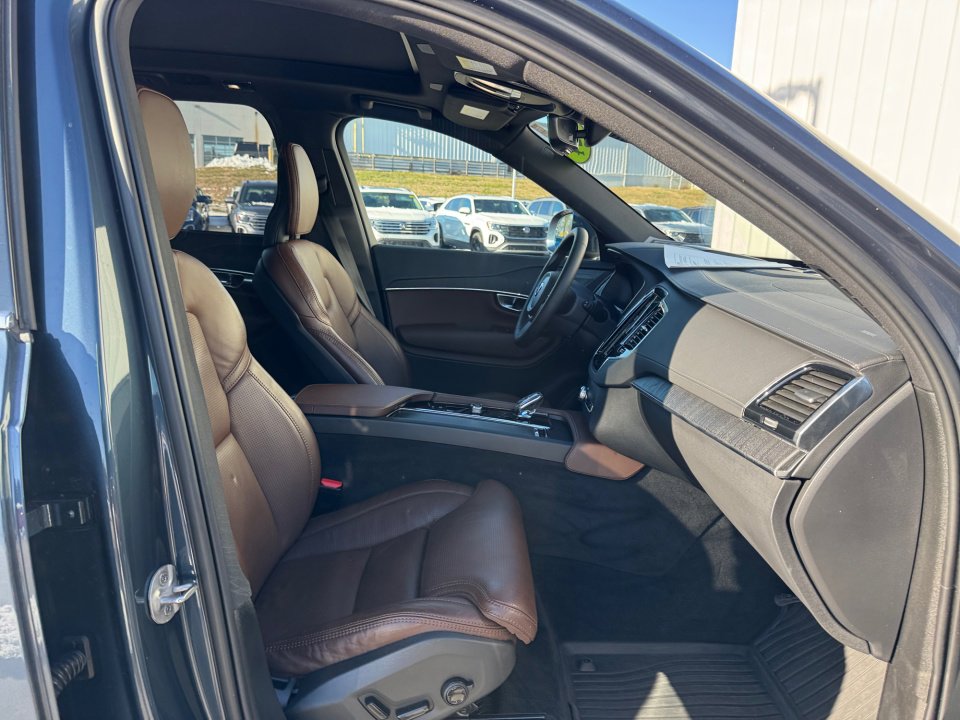 Used 2024 Volvo XC90 B6 Ultimate w/ Protection Package Premier image 32