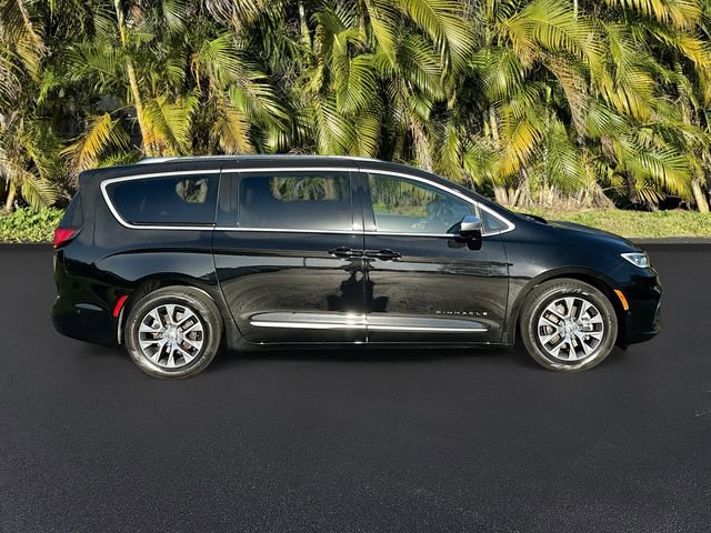 Used 2025 Chrysler Pacifica Pinnacle image 4