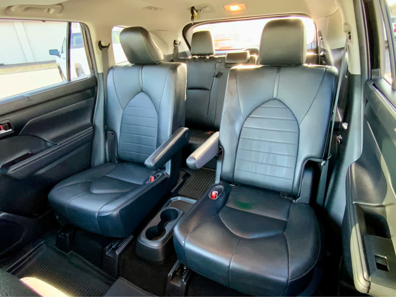 Used 2021 Toyota Highlander XLE image 26