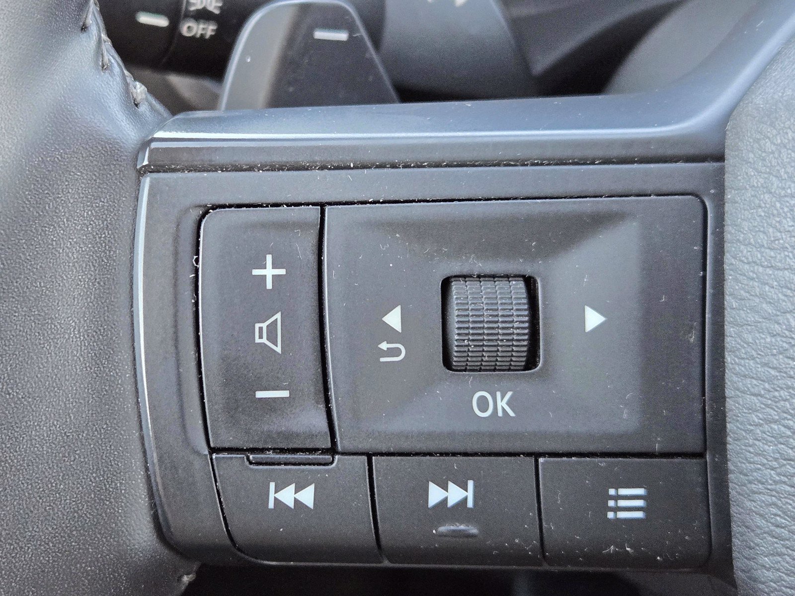Used 2025 Nissan Rogue SV FWD image 24