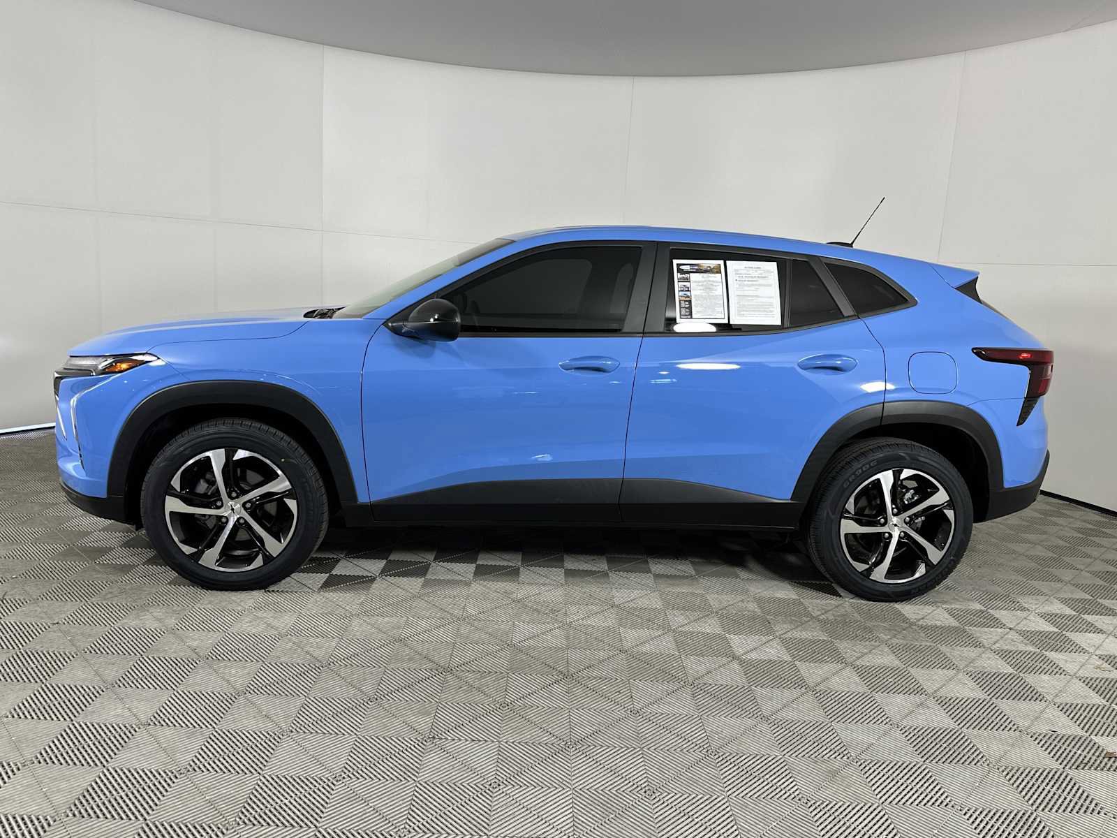 Used 2024 Chevrolet Trax RS w/ Sunroof Package FWD image 4