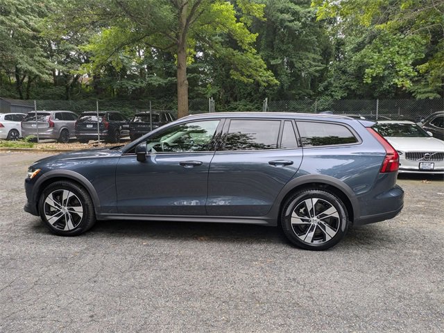 Certified 2024 Volvo V60 B5 Cross Country Plus image 4