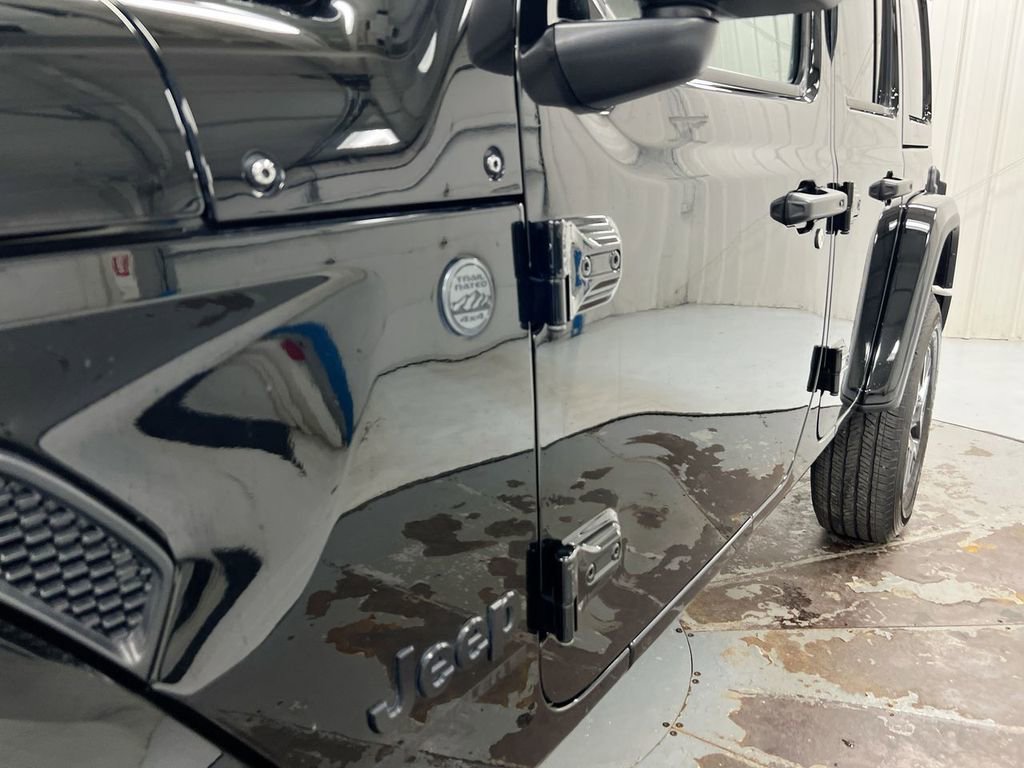 Used 2025 Jeep Wrangler Sahara image 25