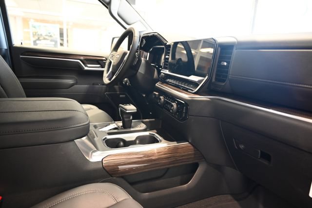 New 2026 Chevrolet Silverado 1500 RST w/ Dark Appearance Package AWD/4WD image 14