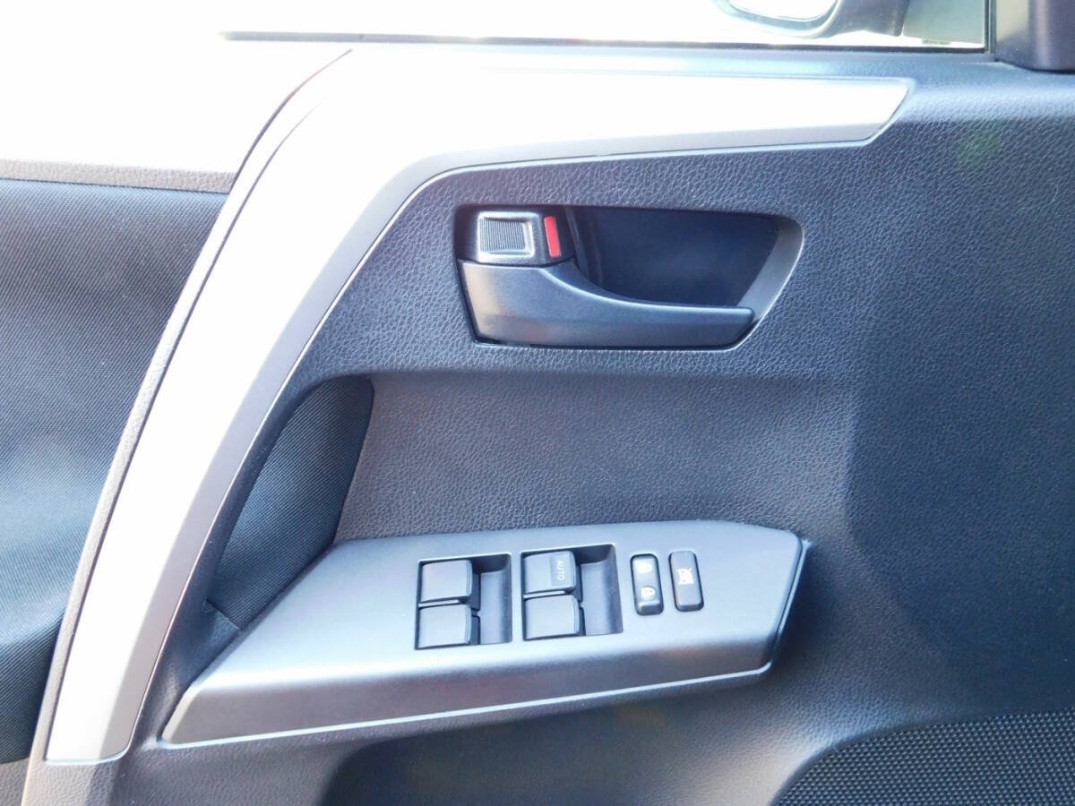 Used 2018 Toyota RAV4 LE w/ Carpet Mat Package FWD image 16