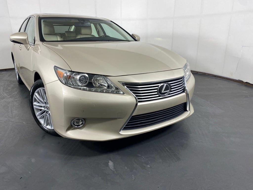 Used 2014 Lexus ES 350 w/ Luxury Package FWD image 2