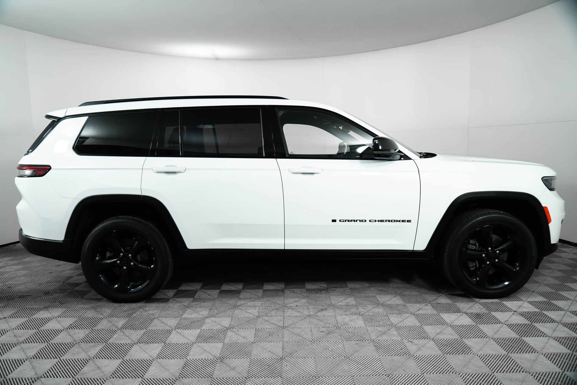 Used 2024 Jeep Grand Cherokee L Altitude image 8