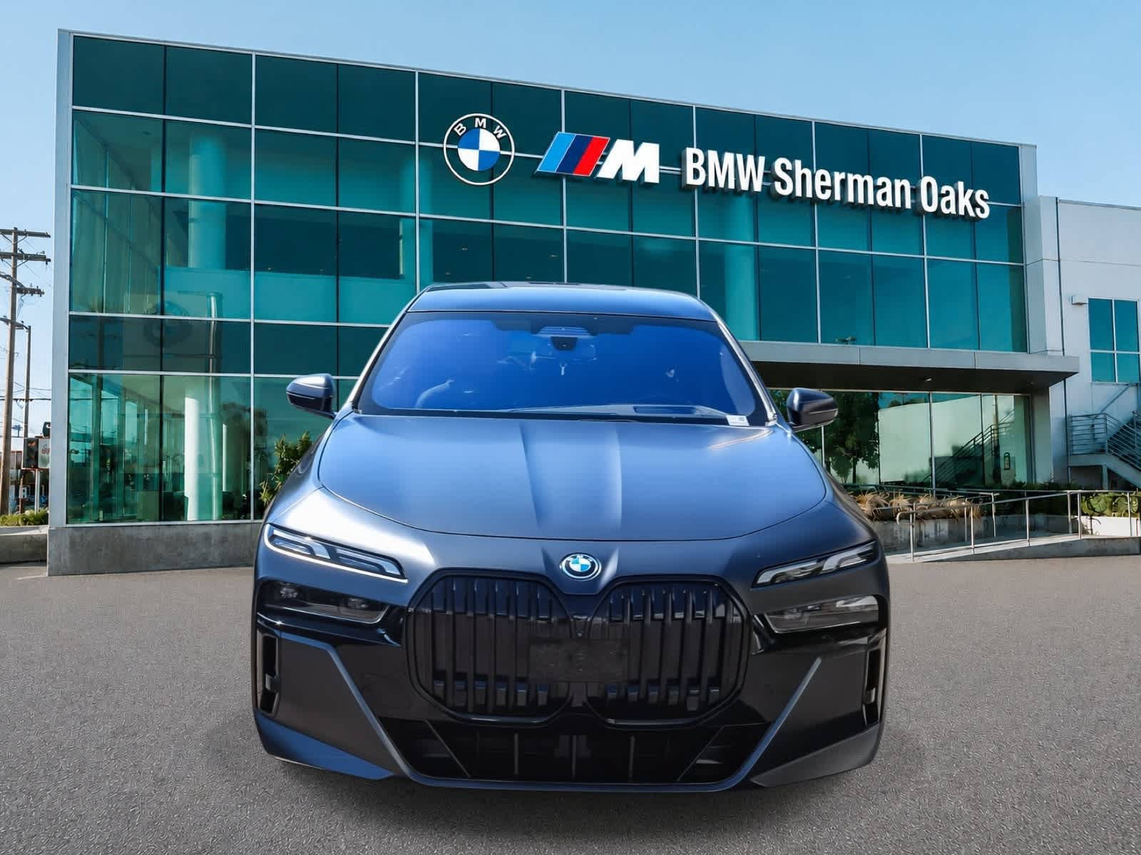 Used 2023 BMW i7 xDrive60 AWD/4WD image 2