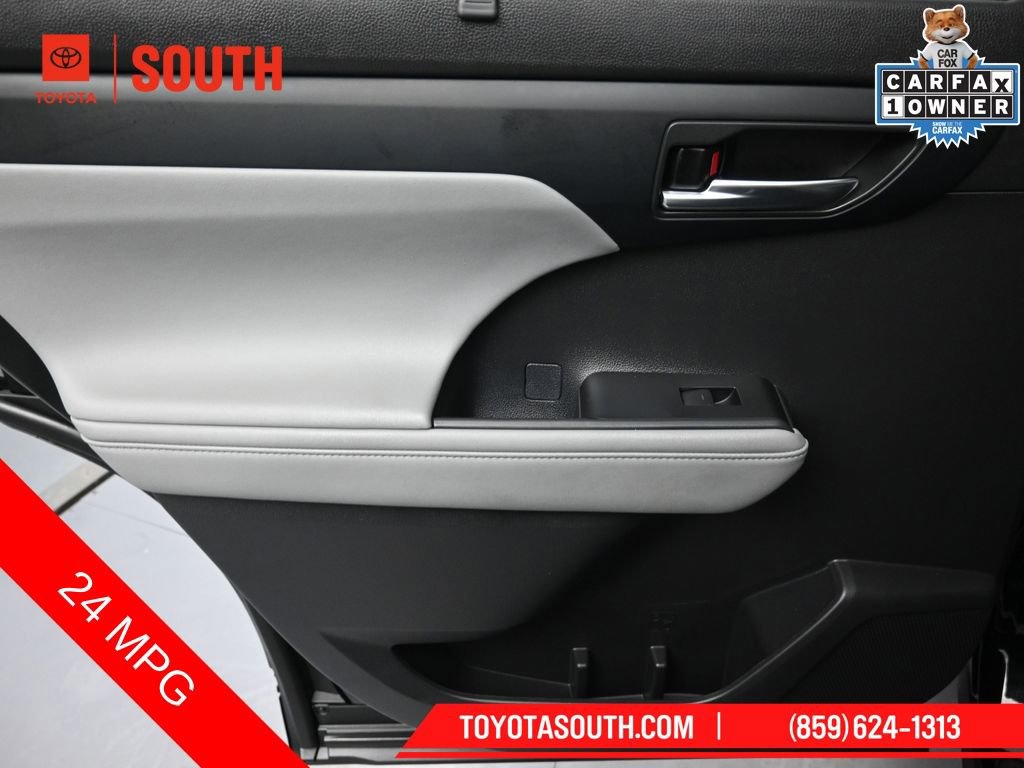 Used 2024 Toyota Highlander XLE AWD/4WD image 25