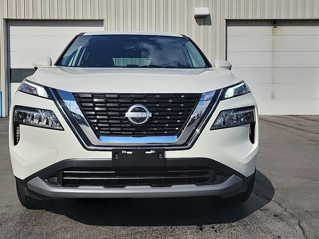 Used 2023 Nissan Rogue SV image 2