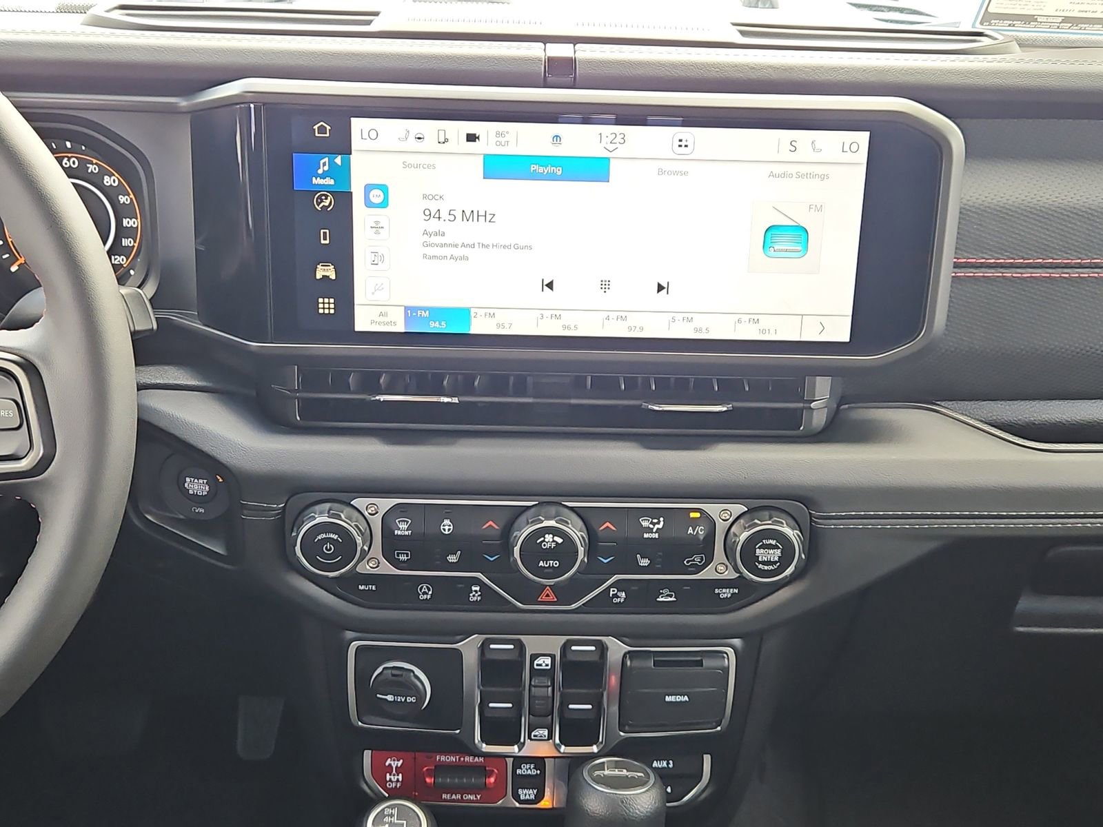 Used 2024 Jeep Gladiator Rubicon w/ Safety Group AWD/4WD image 15