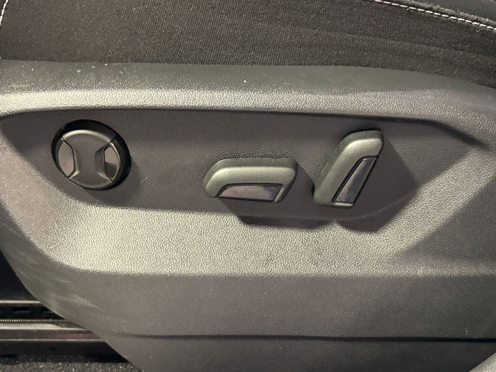 Used 2025 Volkswagen Atlas SE image 23