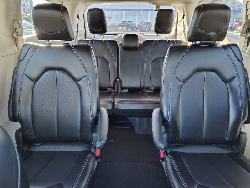 Used 2024 Chrysler Pacifica Touring-L FWD image 11