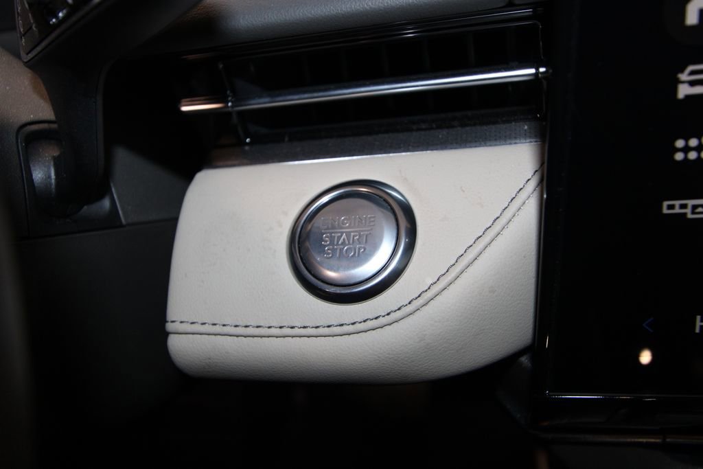 Used 2025 Lincoln Nautilus Premier image 17