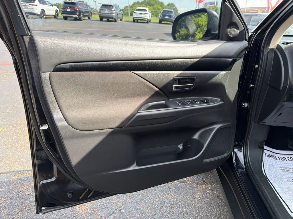 Used 2020 Mitsubishi Outlander SE AWD/4WD image 11