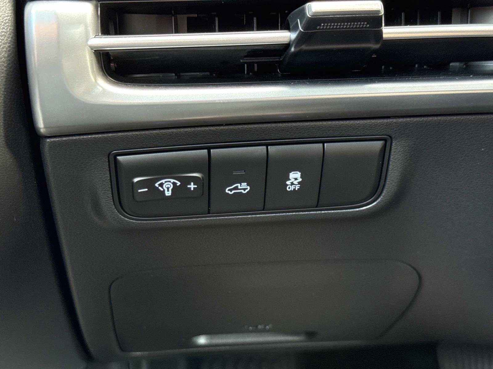 Certified 2025 Hyundai Santa Cruz SE AWD/4WD image 14