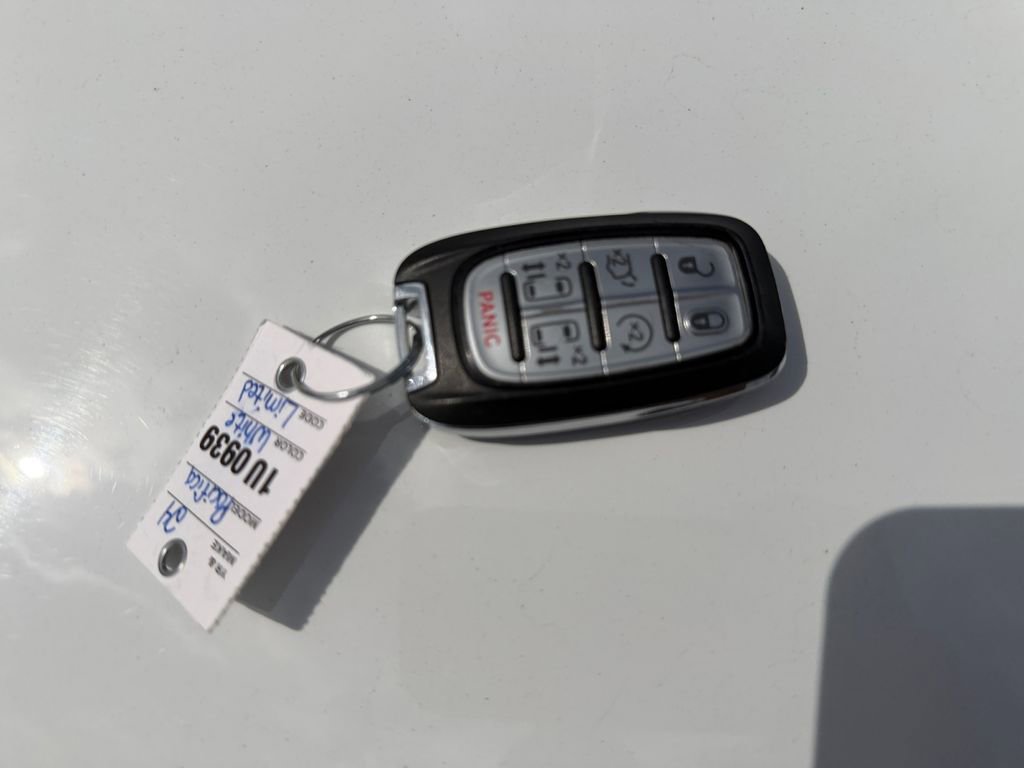 Used 2024 Chrysler Pacifica Limited FWD image 32