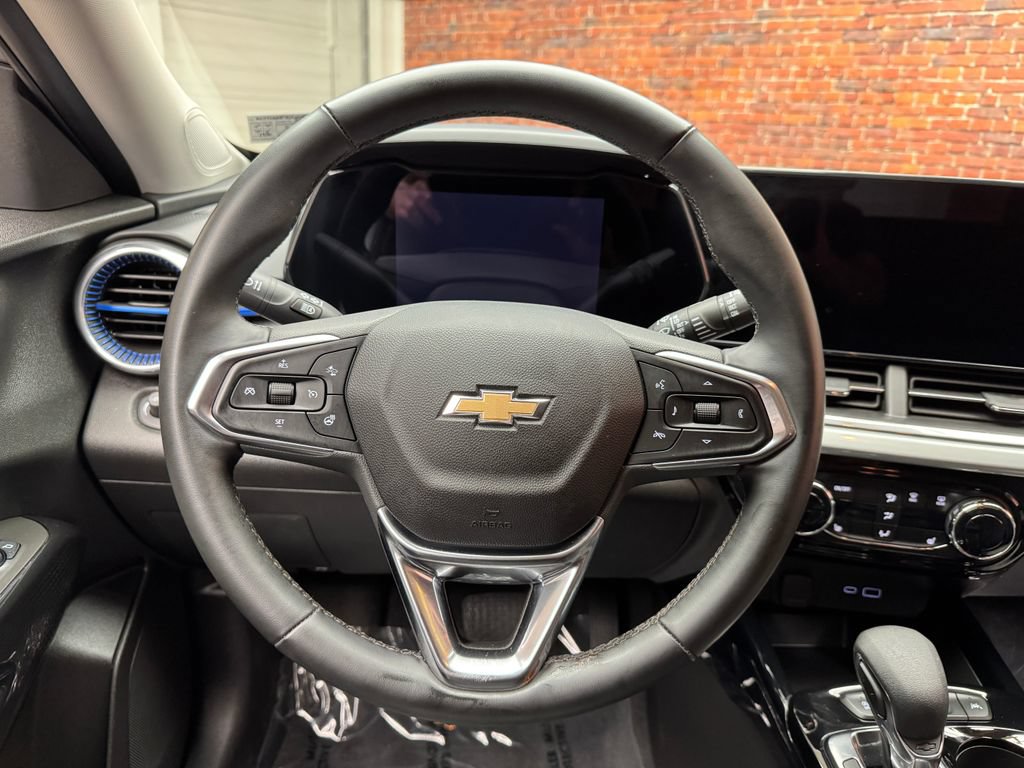 Used 2025 Chevrolet Trax LT w/ Driver Confidence Package FWD image 11