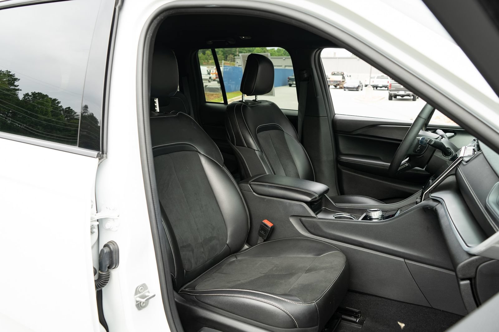 Used 2025 Jeep Grand Cherokee Altitude AWD/4WD image 22