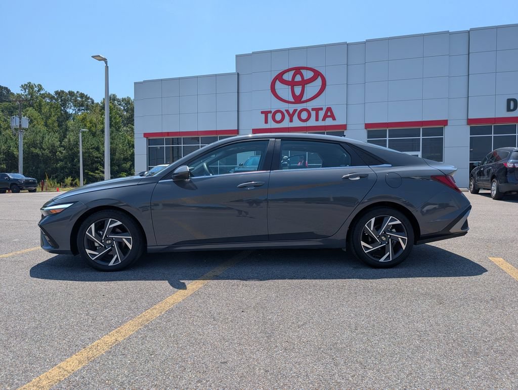 Used 2024 Hyundai Elantra SEL w/ Convenience Package FWD image 2