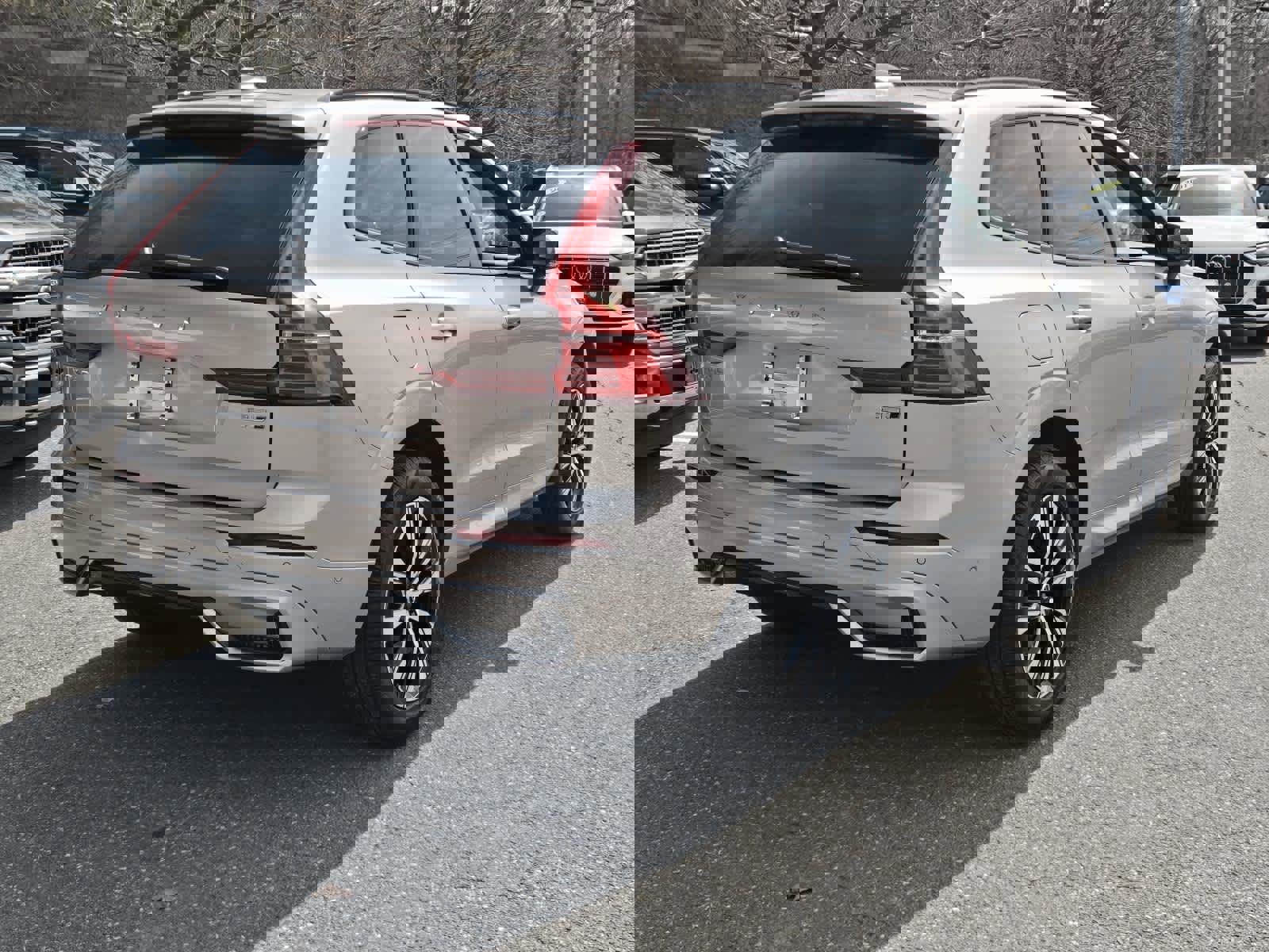 Used 2025 Volvo XC60 B5 Plus image 12