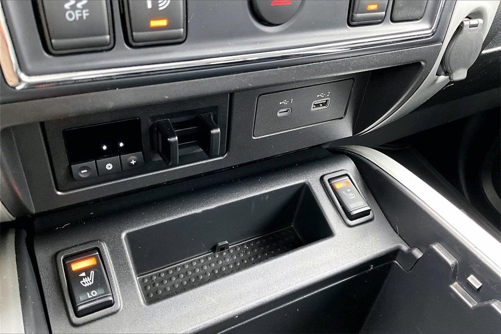 Used 2020 Nissan Titan SV w/ SV Convenience Package image 16