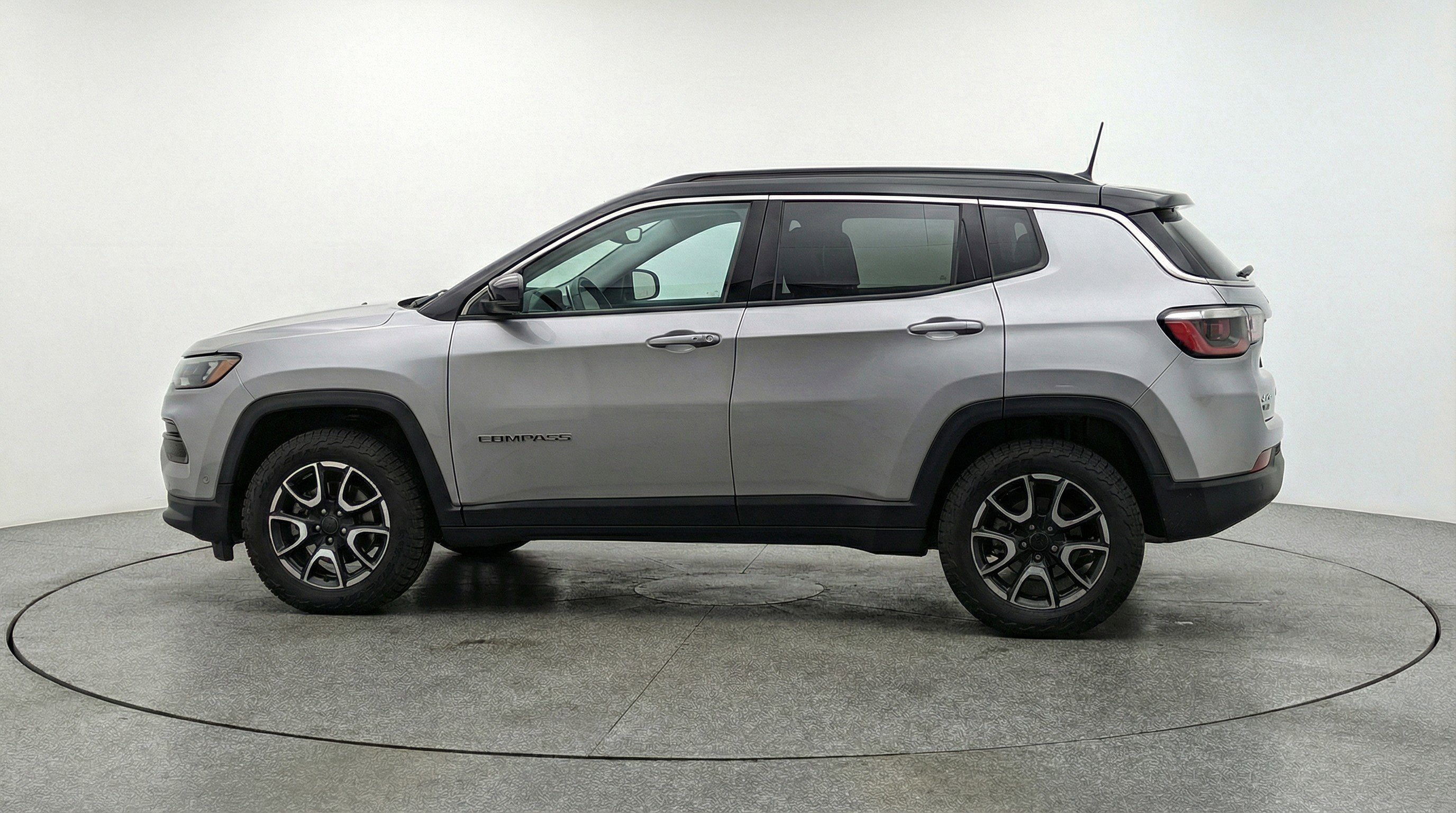 Used 2025 Jeep Compass Trailhawk image 5