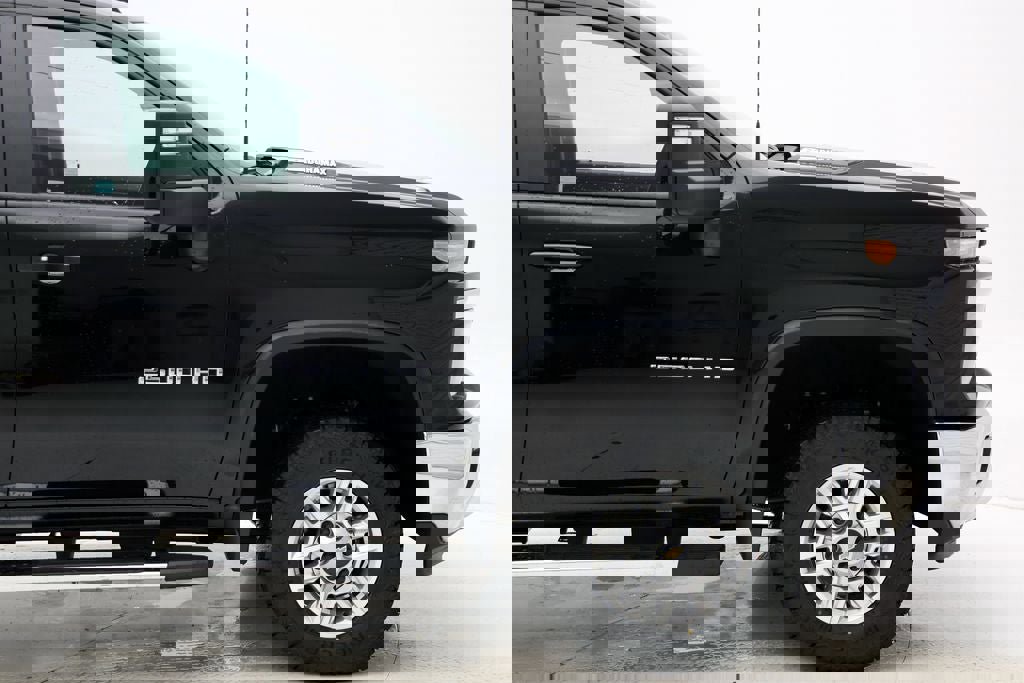 Used 2025 Chevrolet Silverado 2500 LT w/ Convenience Package image 4