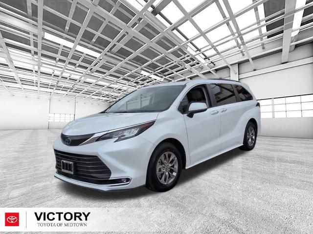 Certified 2023 Toyota Sienna XLE FWD image 7