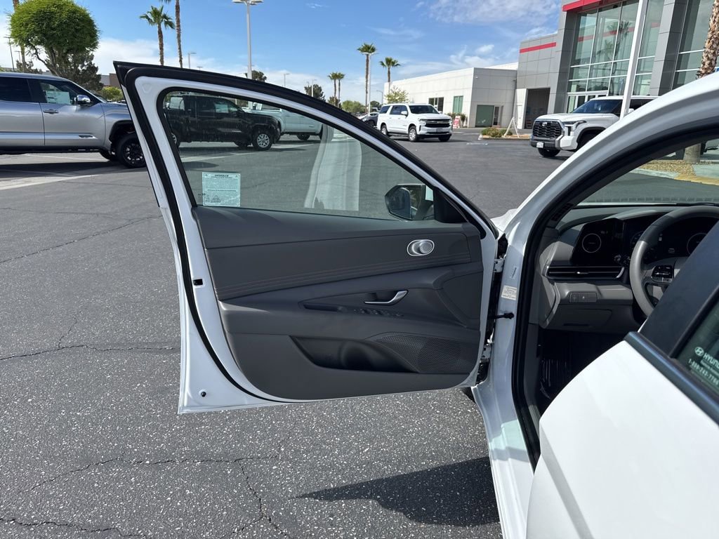 Used 2025 Hyundai Elantra SEL image 11