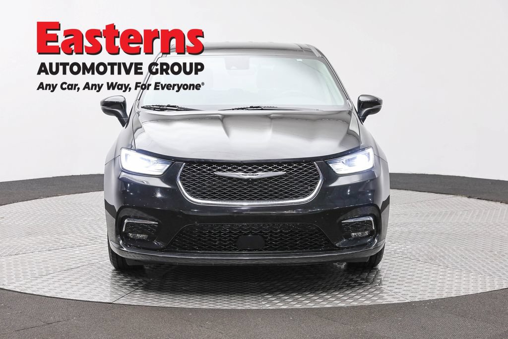 Used 2023 Chrysler Pacifica Touring-L FWD image 2