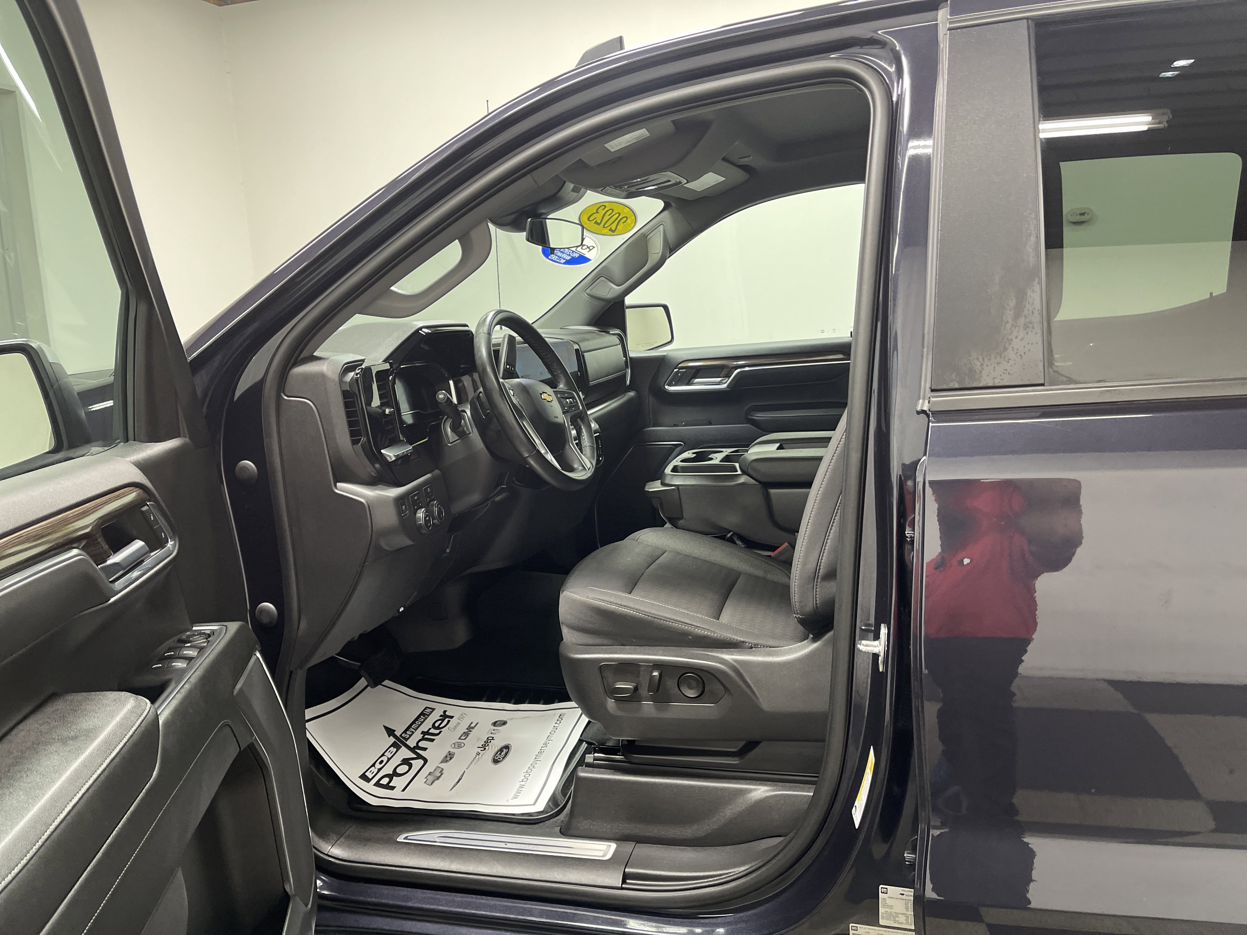 Used 2023 Chevrolet Silverado 1500 LT AWD/4WD image 9