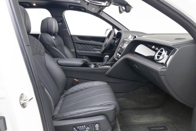 Used 2017 Bentley Bentayga image 24