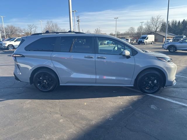 Used 2025 Toyota Sienna XLE Woodland Edition image 3