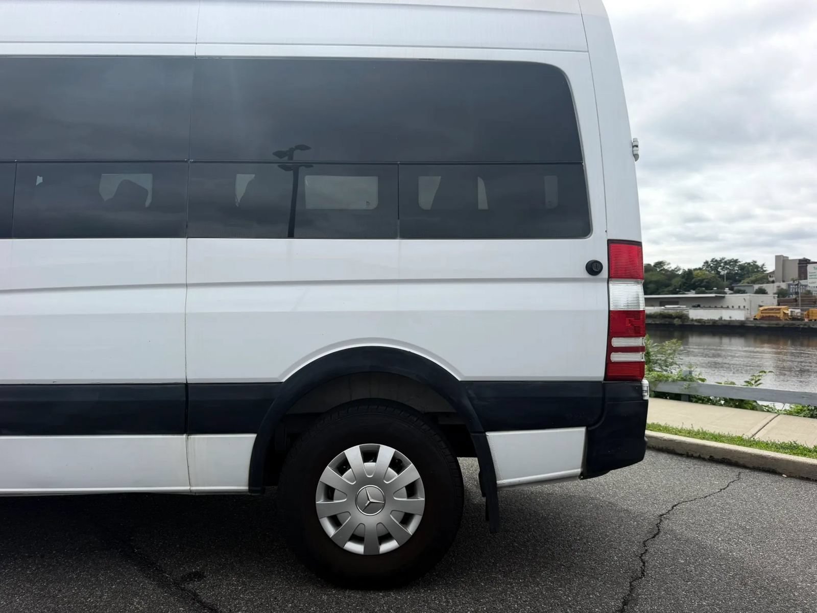 Used 2010 Mercedes-Benz Sprinter 2500 image 23