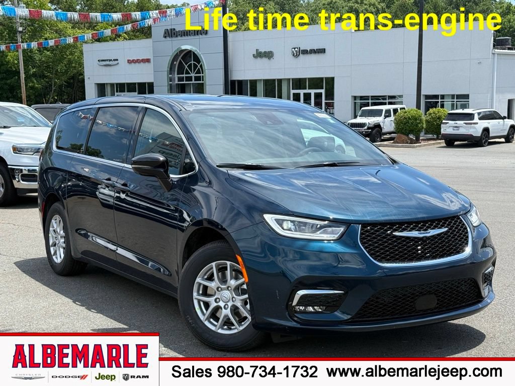 Used 2025 Chrysler Pacifica Select