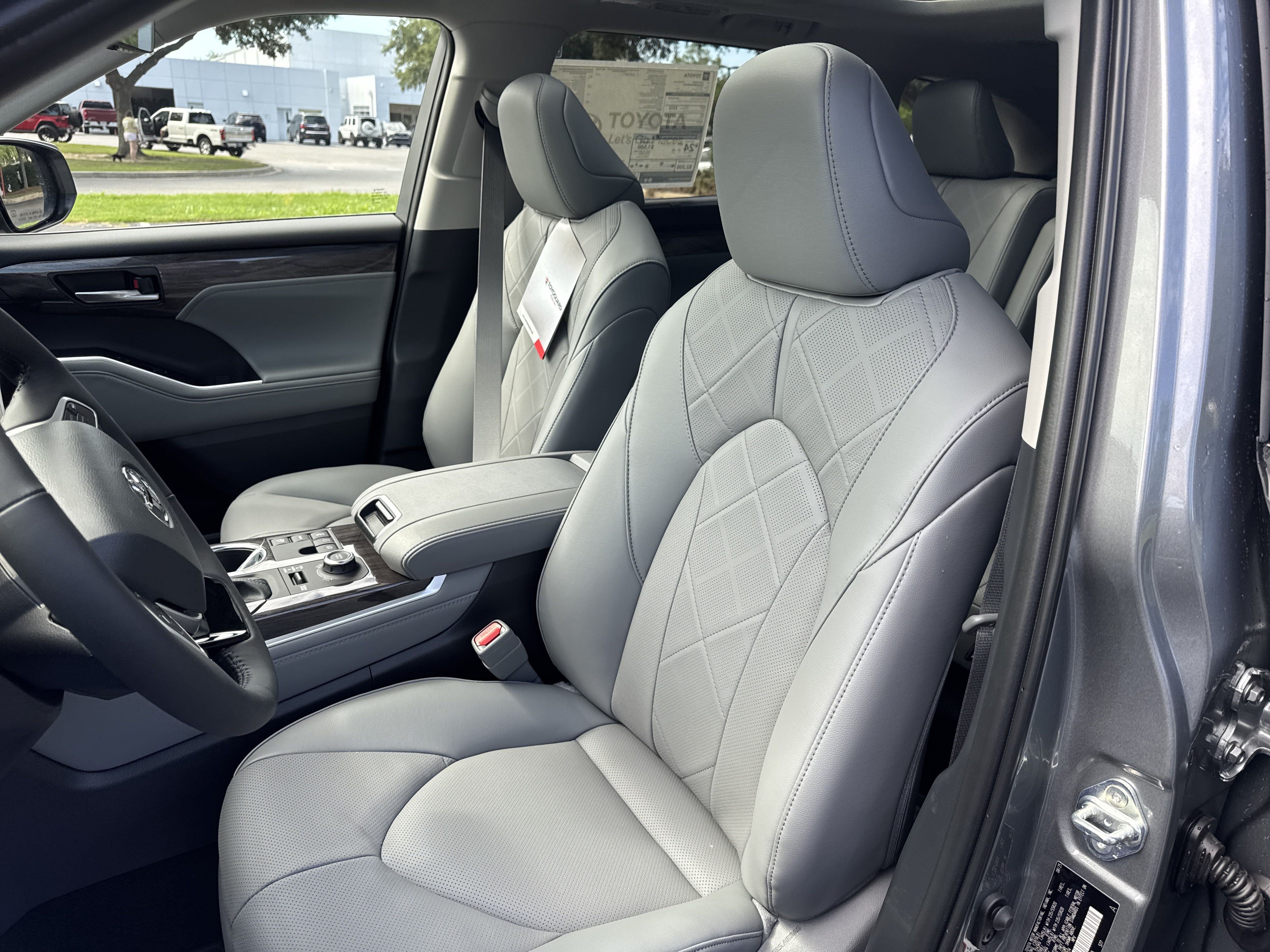 New 2025 Toyota Highlander Platinum AWD/4WD image 14