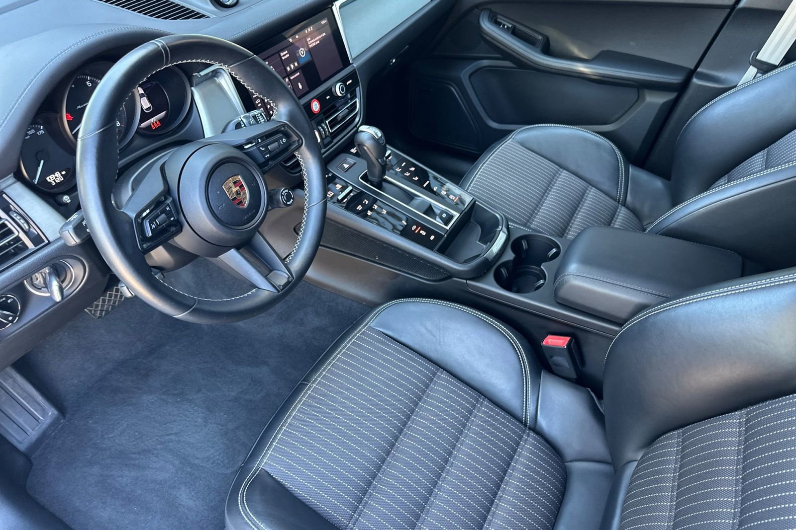 Used 2025 Porsche Macan Turbo AWD/4WD image 4