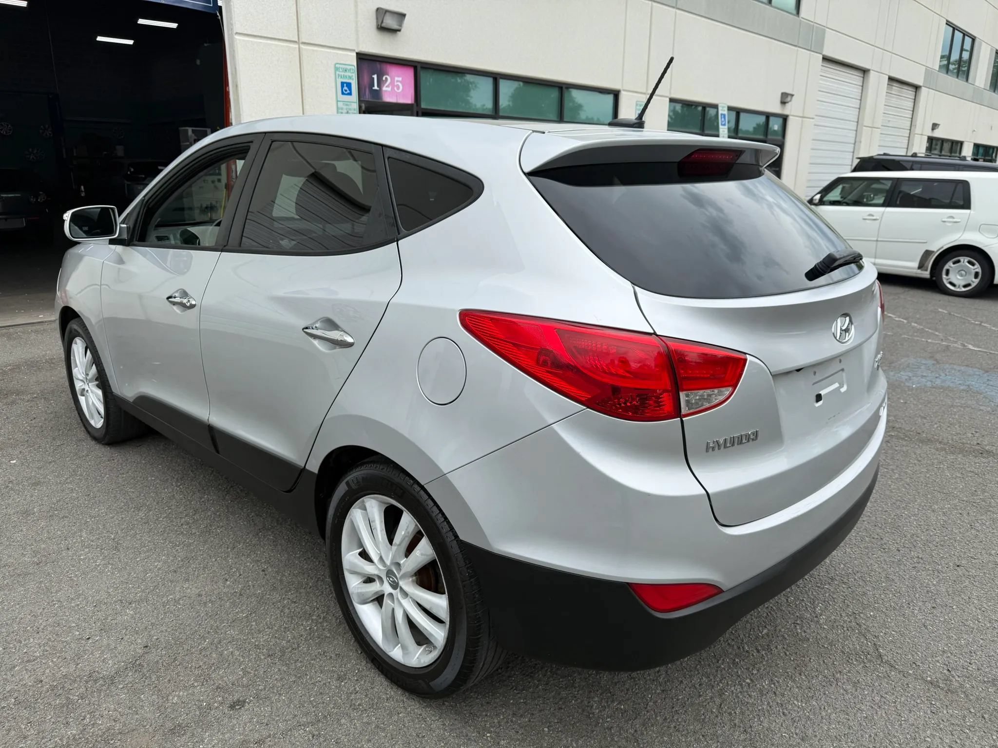 Used 2013 Hyundai Tucson Limited w/ Premium Pkg AWD/4WD image 14