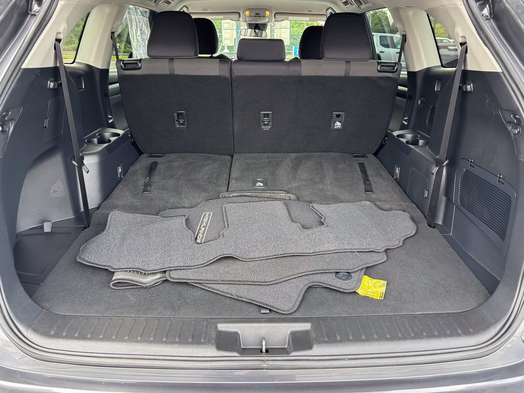 Used 2025 Toyota Highlander LE AWD/4WD image 46