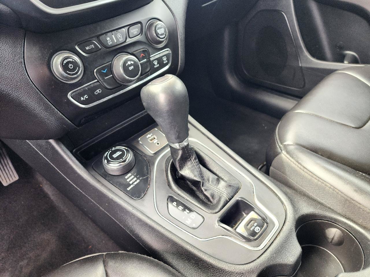 Used 2020 Jeep Cherokee Latitude Plus w/ Cold Weather Group AWD/4WD image 18