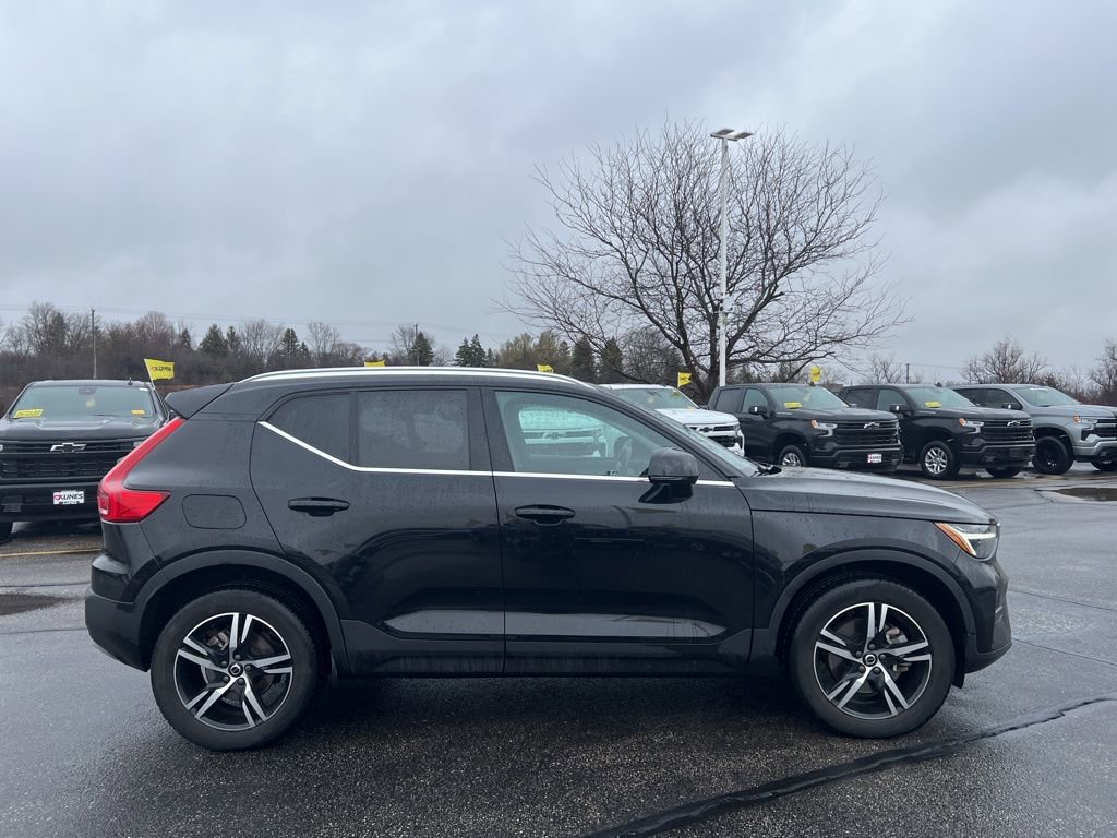 Used 2024 Volvo XC40 B5 Core image 3