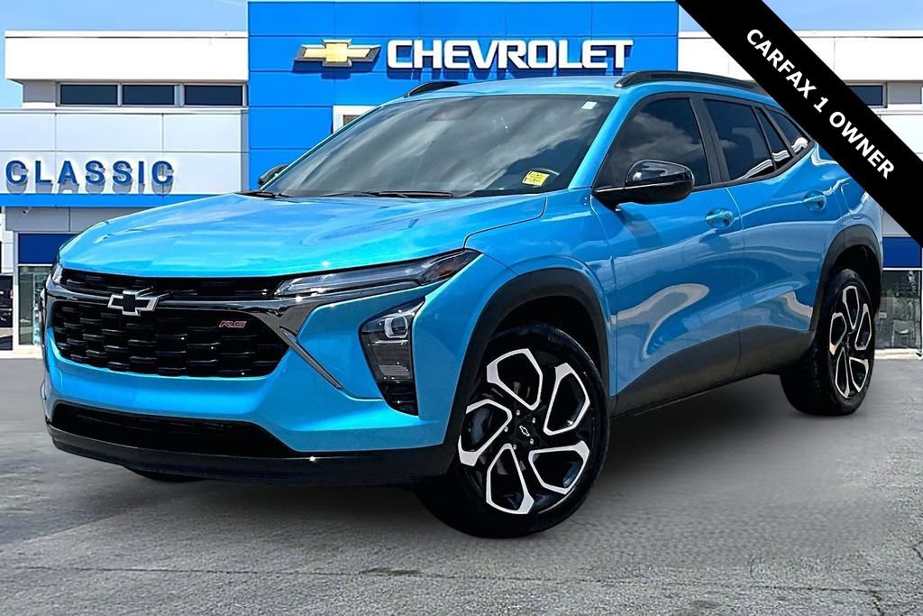 Used 2025 Chevrolet Trax RS FWD image 2