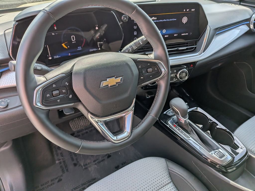 Used 2025 Chevrolet Trax LT w/ LT Convenience Package image 14