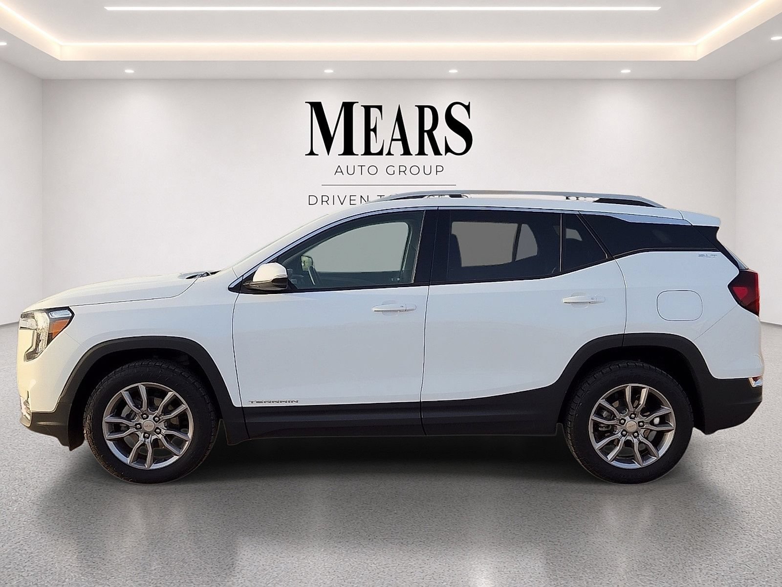 Used 2023 GMC Terrain SLT AWD/4WD image 2