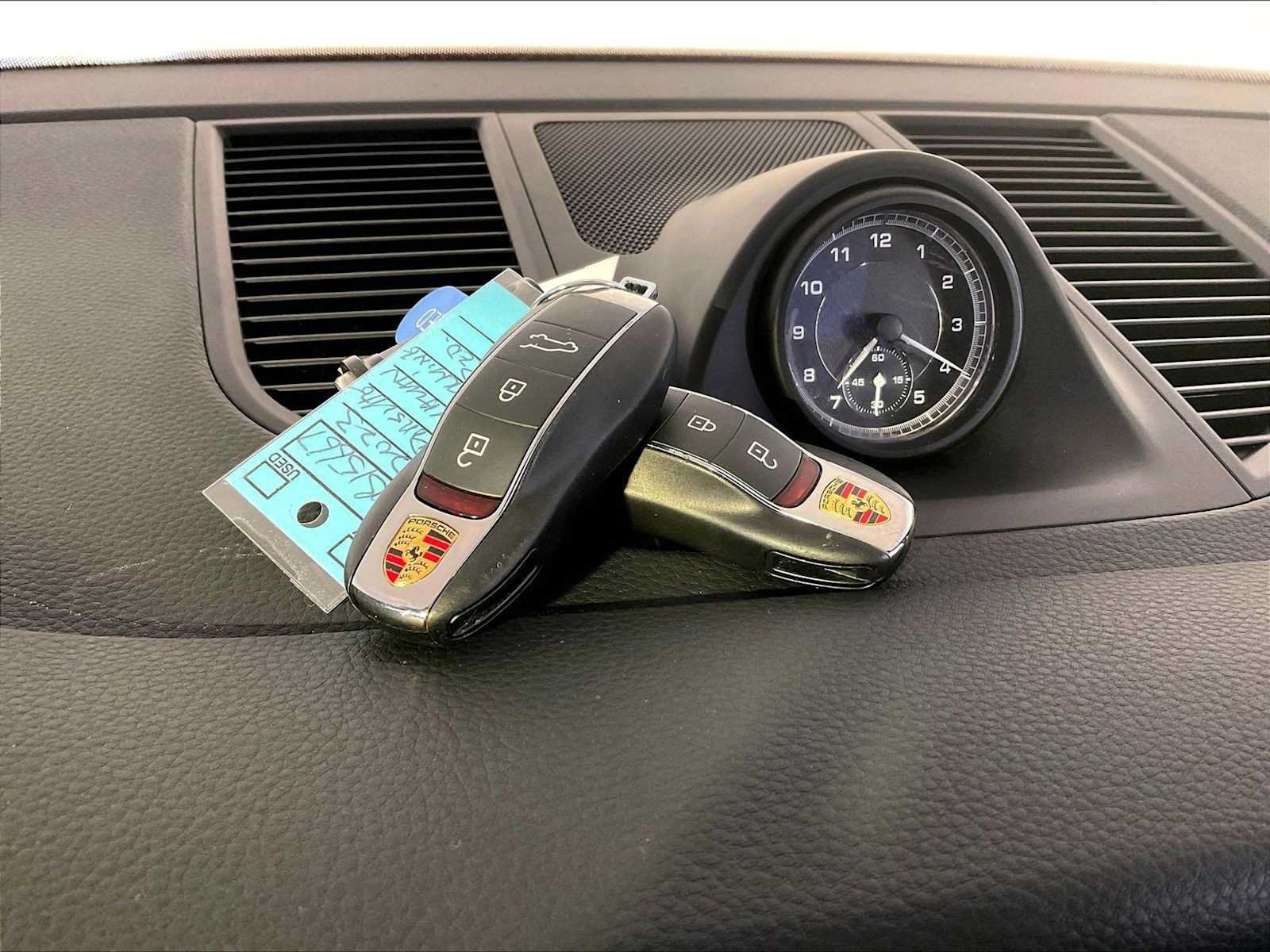Certified 2023 Porsche Macan AWD/4WD image 21