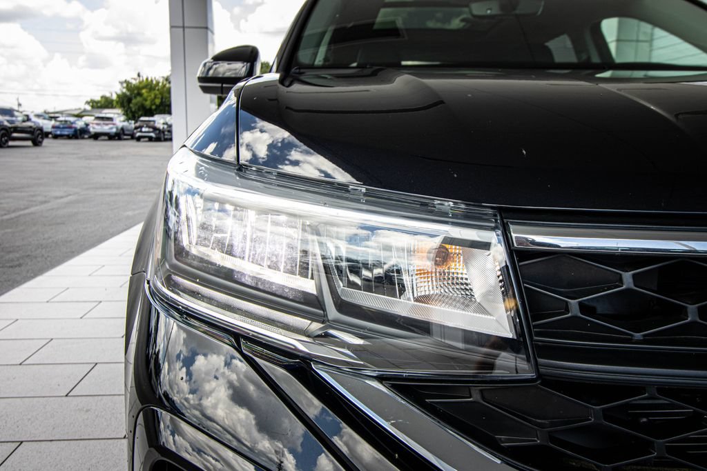 Certified 2023 Volkswagen Taos SE w/ Panoramic Sunroof Package FWD image 6