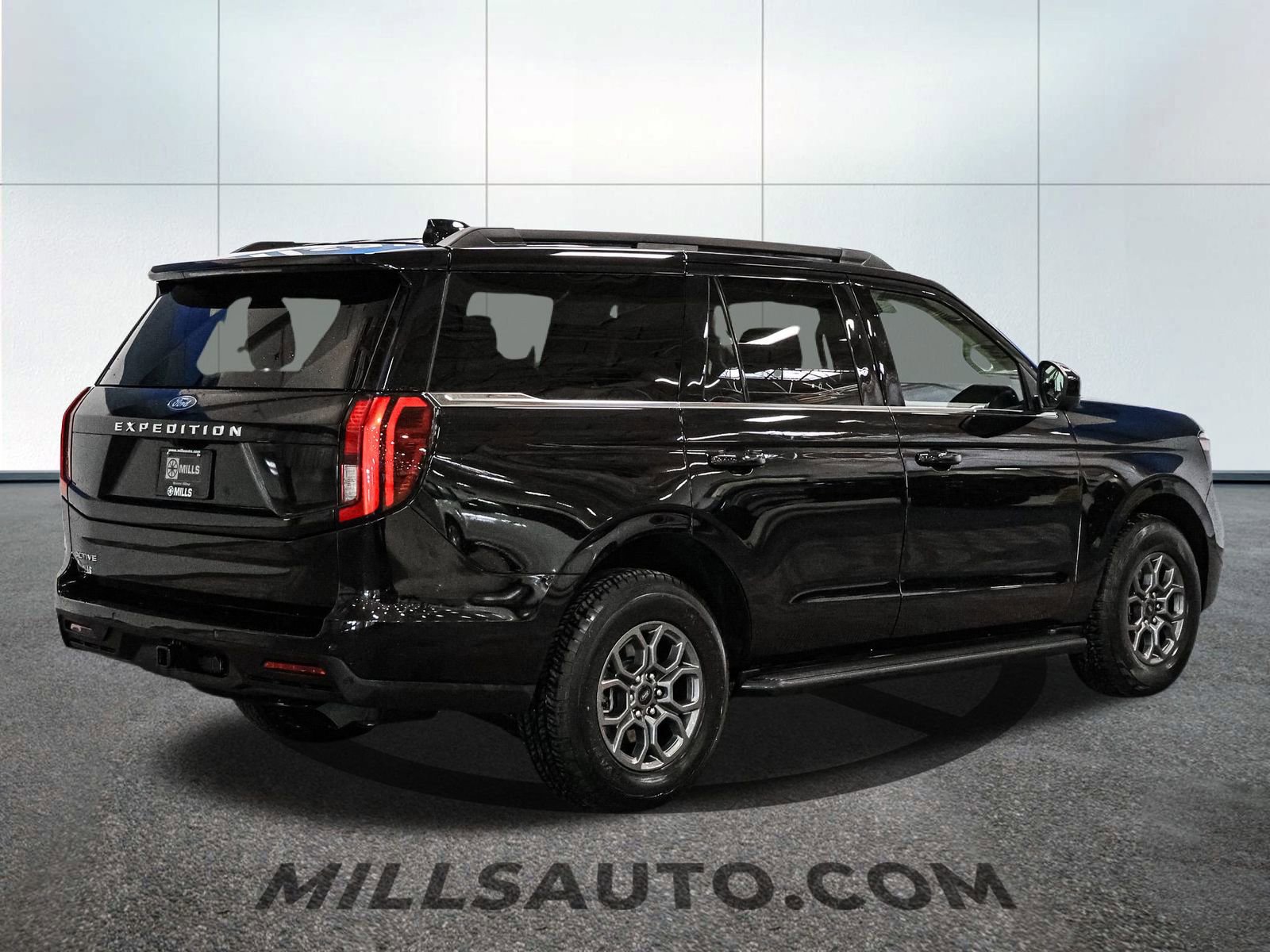 Certified 2025 Ford Expedition Active image 8
