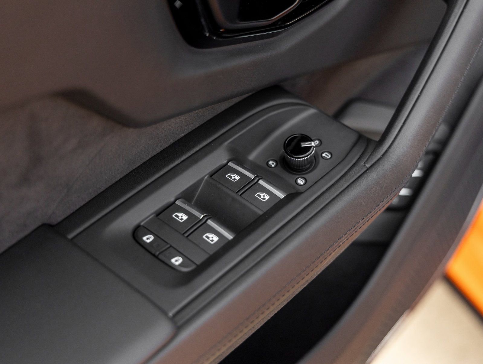 Used 2025 Lamborghini Urus SE image 16